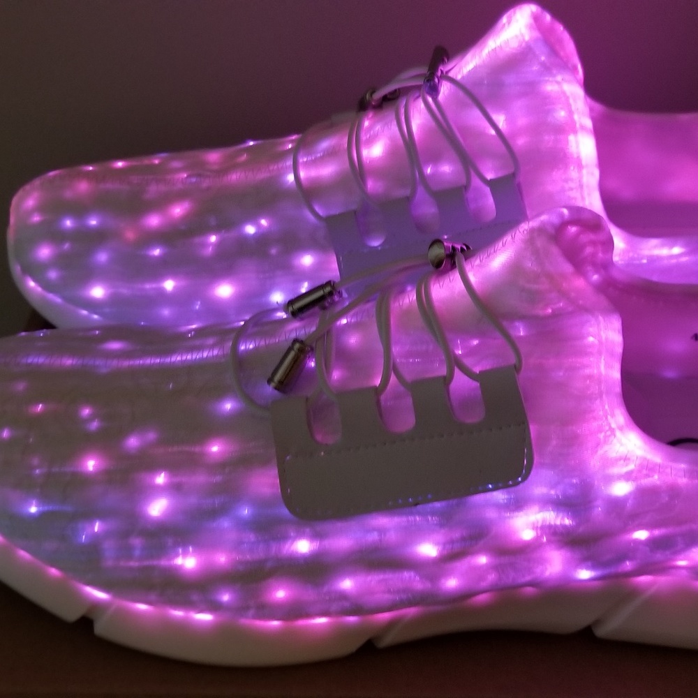 LED sneakers glow in 7 different colours. UNUSED - Picture 3 of 7